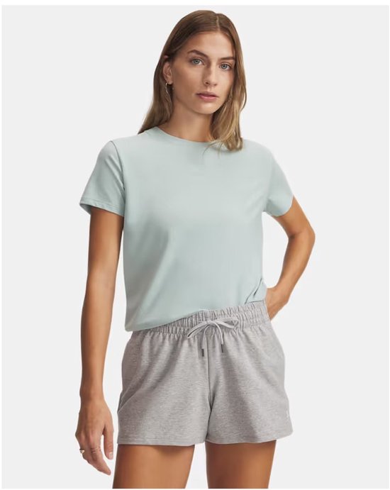 Lichtblauwe top met korte mouwen gedragen door een model met grijze short.