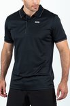 Zwarte polo met fijne horizontale strepen, contrasterende witte biezen op kraag en mouwen. Sjeng logo op linkerborst. Gedragen door een man.
