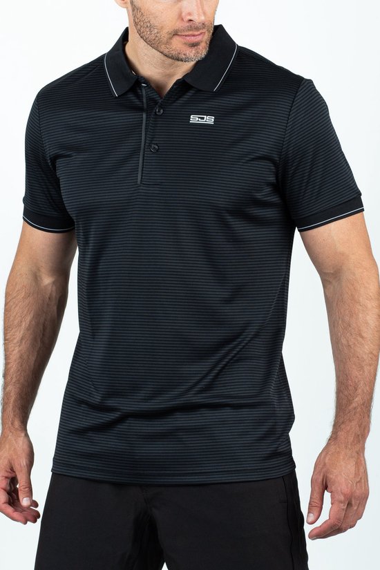 Zwarte polo met fijne horizontale strepen, contrasterende witte biezen op kraag en mouwen. Sjeng logo op linkerborst. Gedragen door een man.