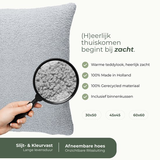 Een lichtgrijs teddy kussen, met een vergrootglas dat de textuur toont. Maten 30x50, 45x45 en 60x60.