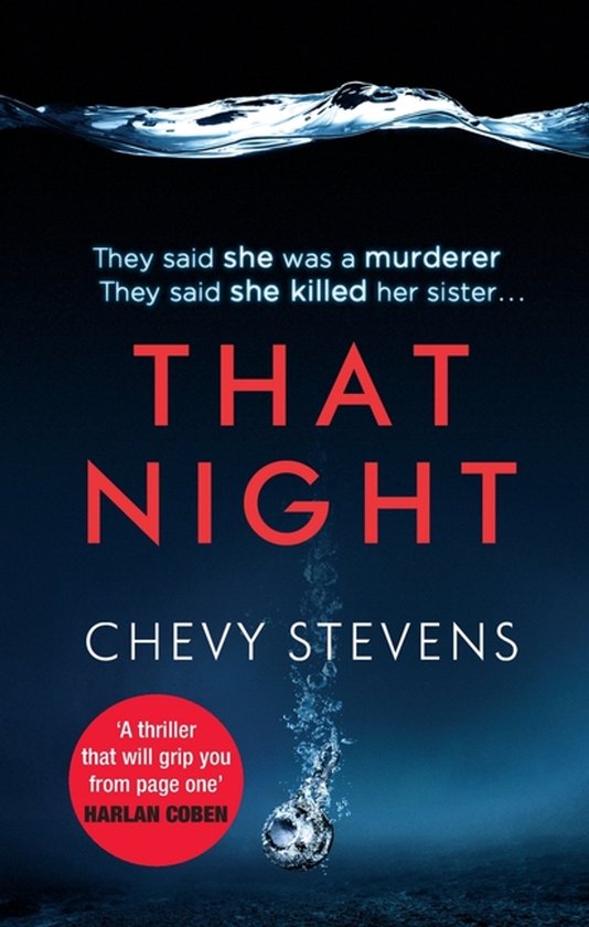 Boek 'That Night' van Chevy Stevens. Donkere, blauwe cover met waterdruppels en tekst. 'Ze zeiden dat ze een moordenaar was. Ze zeiden dat ze haar zus heeft vermoord...'