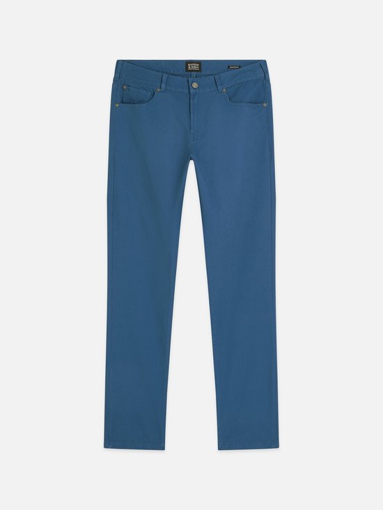Voorkant van een blauwe chino broek met merklabel en riemlusjes.