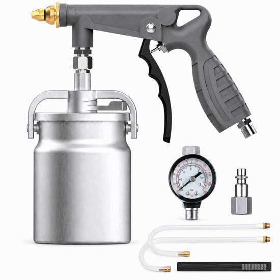 Grijze verfspuit met zilveren beker, manometer, koppelstuk en twee witte slangen.
