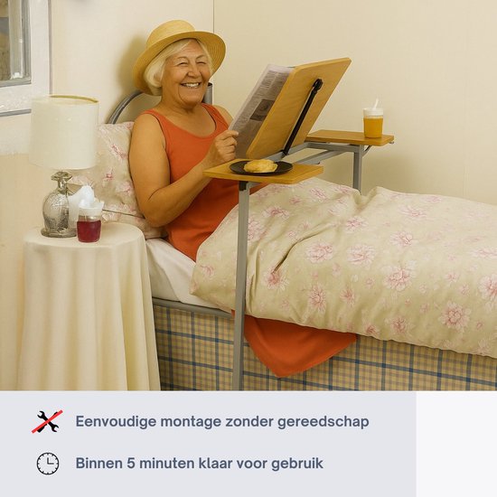 Lachende oudere vrouw in bed met strooien hoed, die leest op een verstelbare bedtafel met dienblad.