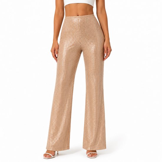 Gouden pailletten broek met wijde pijpen, gedragen door een model met witte top en sandalen.