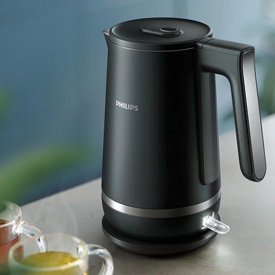 Zwarte dubbelwandige Philips waterkoker met geborsteld metaal accenten.