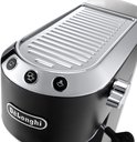 Close-up van de zwarte De'Longhi Dedica Style espressomachine met zilverkleurige knoppen en logo.