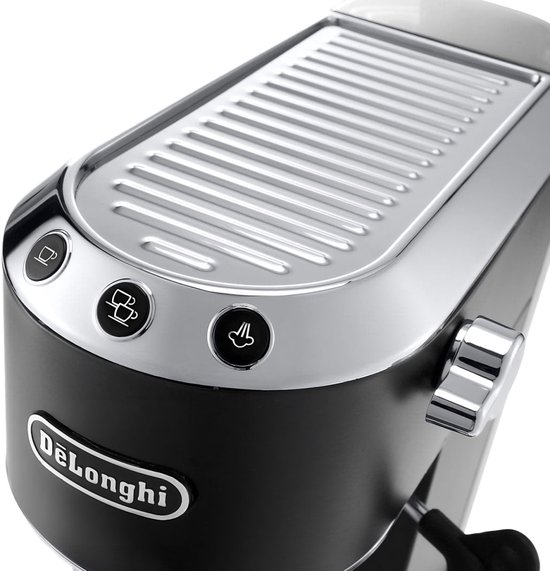 Close-up van de zwarte De'Longhi Dedica Style espressomachine met zilverkleurige knoppen en logo.
