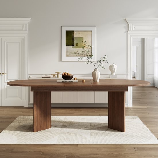 Ovale eettafel van walnoothout in een stijlvolle eetkamer.