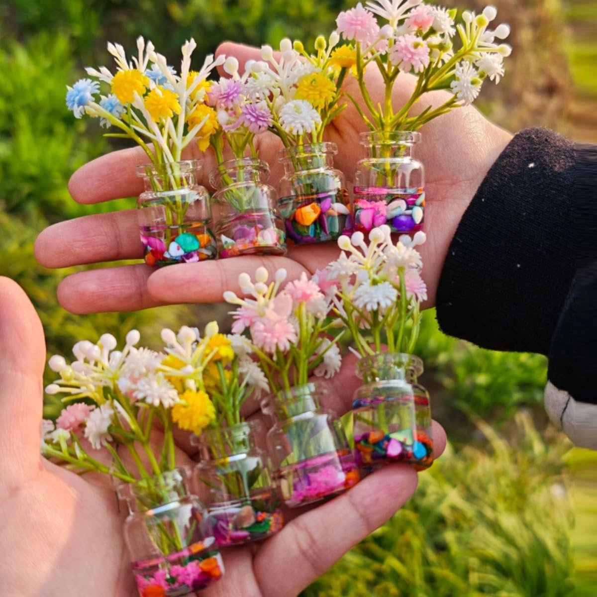 Mini glazen vazen set 10 stuks - transparant - met kleurrijke schelp decoraties - sfeervolle tafelversiering - ShopVlot