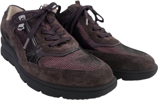 Paar bruine suède veterschoenen met ritsen en metallic accenten.