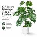 Grande plante artificielle verte Monstera, 120 cm de haut, avec des feuilles tachetées multicolores dans un pot blanc.