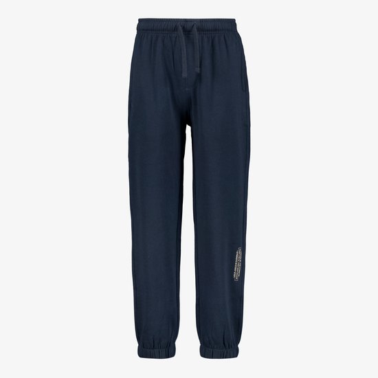 Donkerblauwe joggingbroek met trekkoord, elastische tailleband en enkels, met tekstprint aan de zijkant.