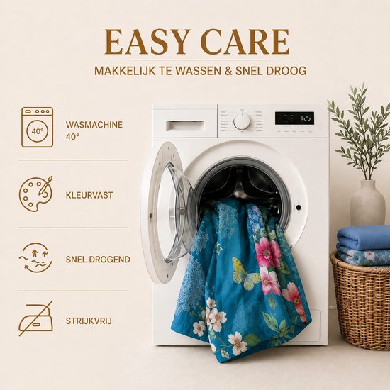 Blauw dekbedovertrek met bloemenprint van roze en witte bloemen en vlinders in een wasmachine.