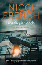 Boekcover 'Dinsdag is voorbij' van Nicci French, met een brandtrap voor een gebouw onder een donkere hemel.