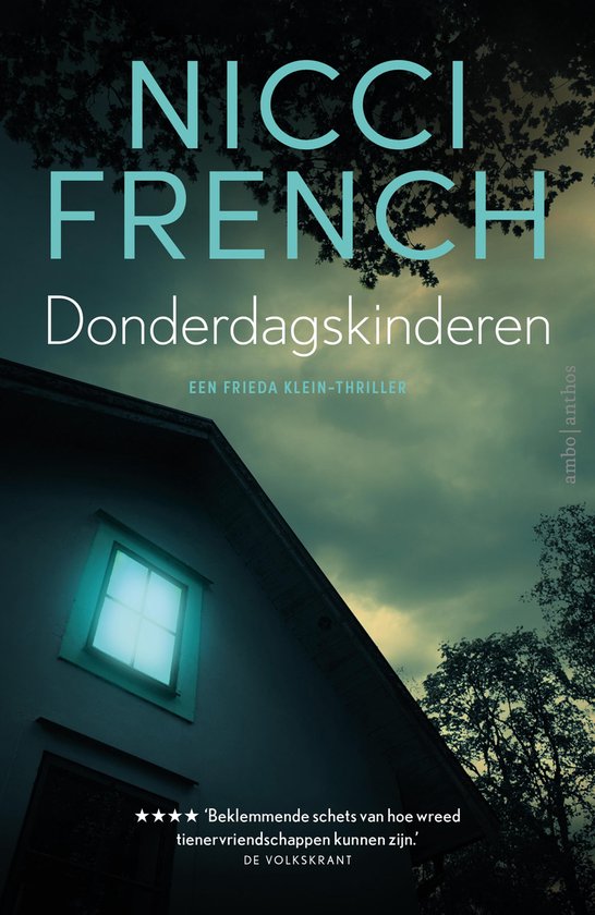 Boekcover: Nicci French, Donderdagskinderen. Een huis met een gloeiend raam onder een donkere hemel.