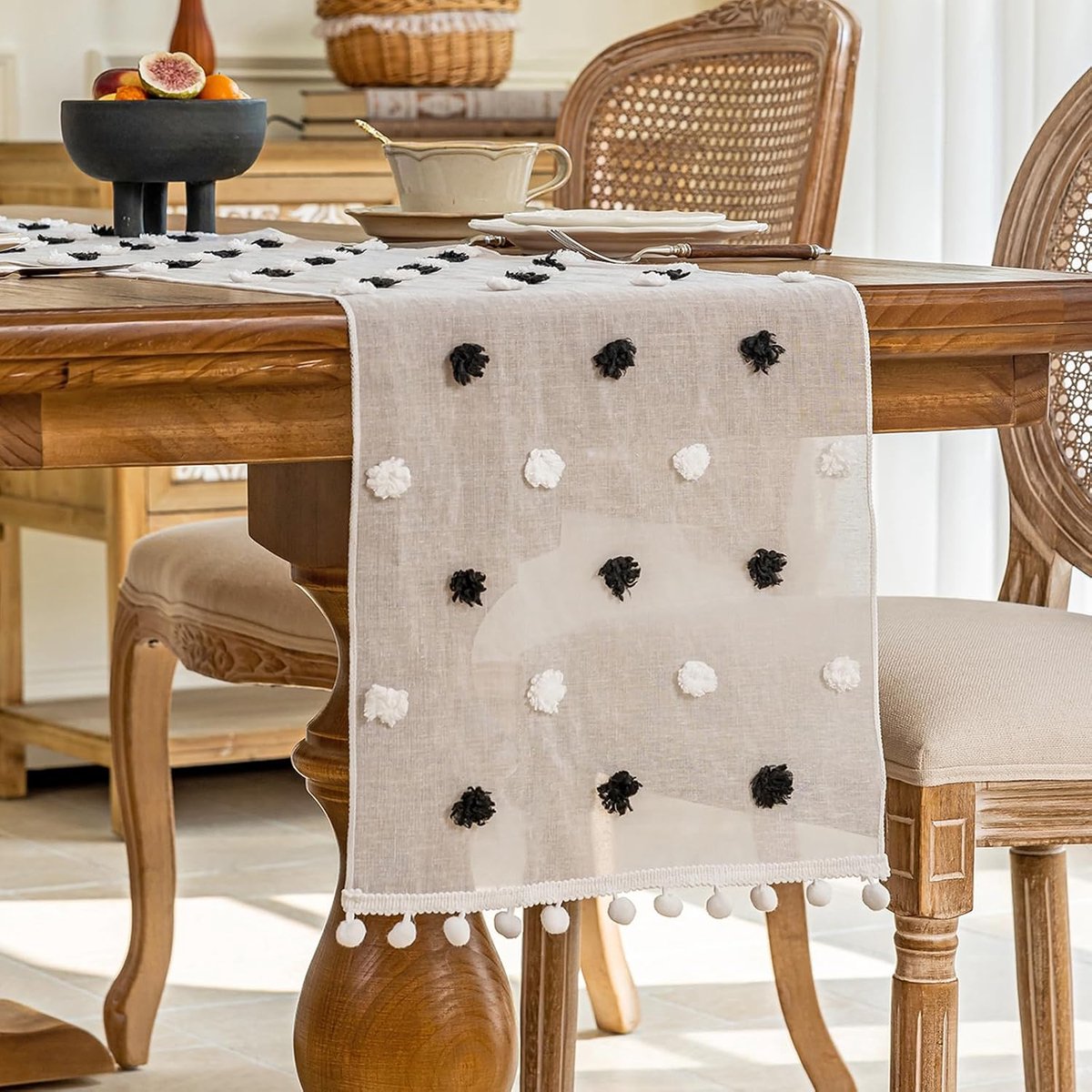 transparante tule tafelloper 35 x 180 cm Tafelversiering met kwastjes Mode zachte pluche imitatiebont jacquard salontafelloper voor eettafel en woondecoratie (Zwart en Wit, 1PCS)