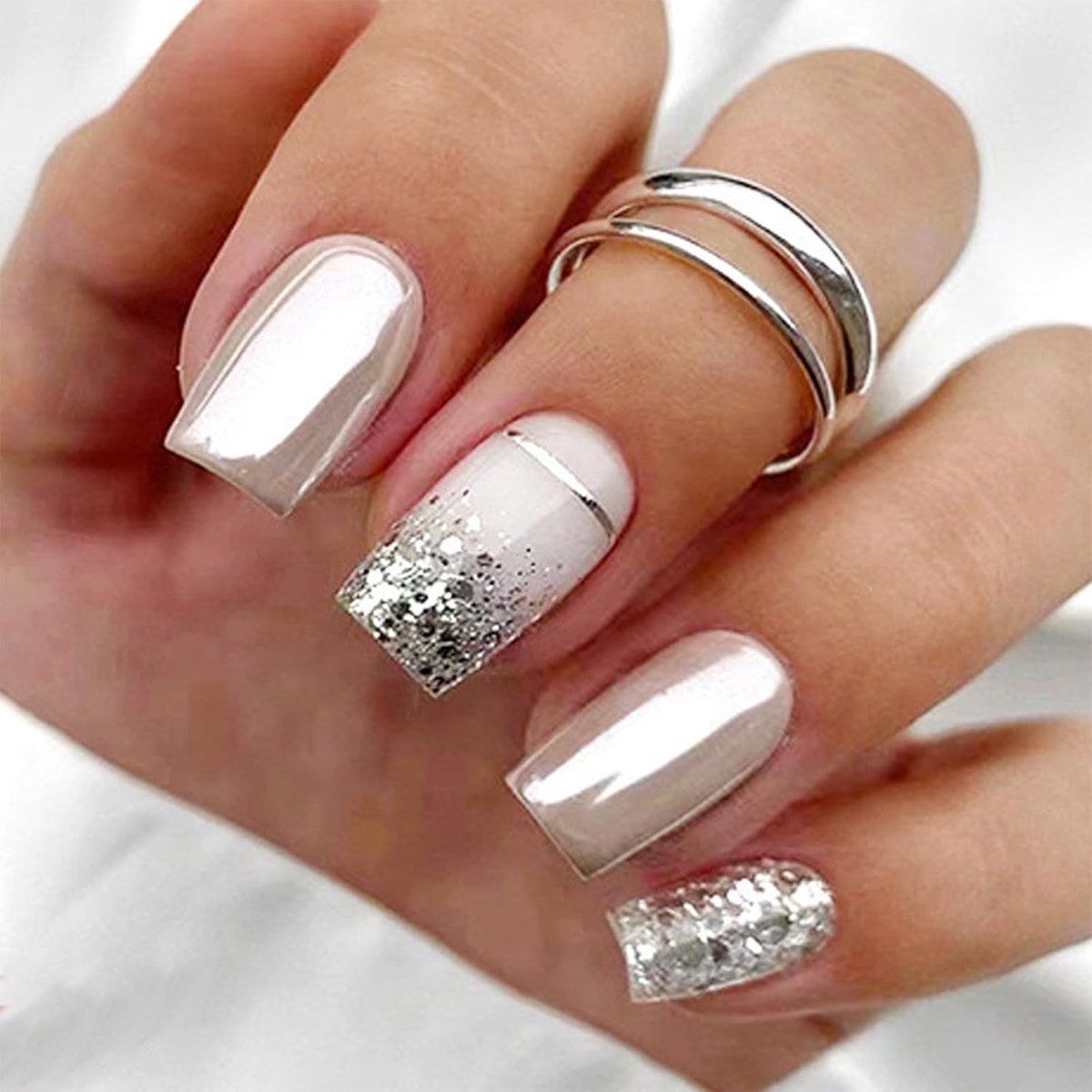 Press-on Nails - Korte Shiny Roze Franse Nepnagels - Met Rhinestone Design - Perfecte Pasvorm voor Vrouwen en Meisjes - ShopVlot