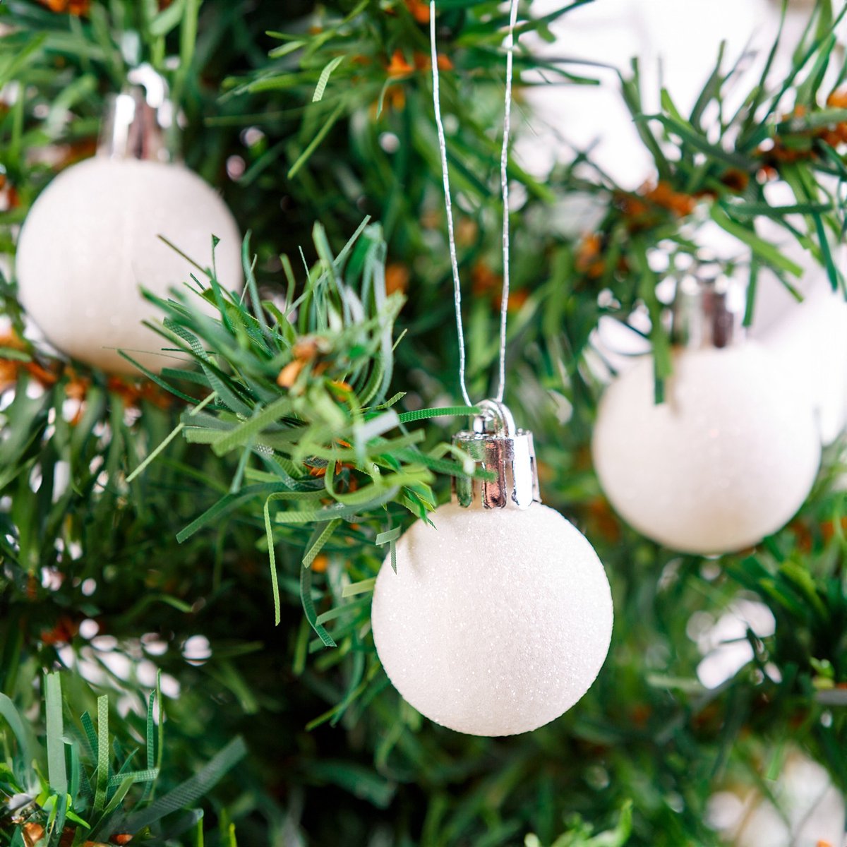 Kerstboomdecoratieset - Witte glitter - 17-delig (Ø3 cm) - kunststof kerstballen met 2 glinsterende afwerkingen - zilveren ophanglus [58777A]