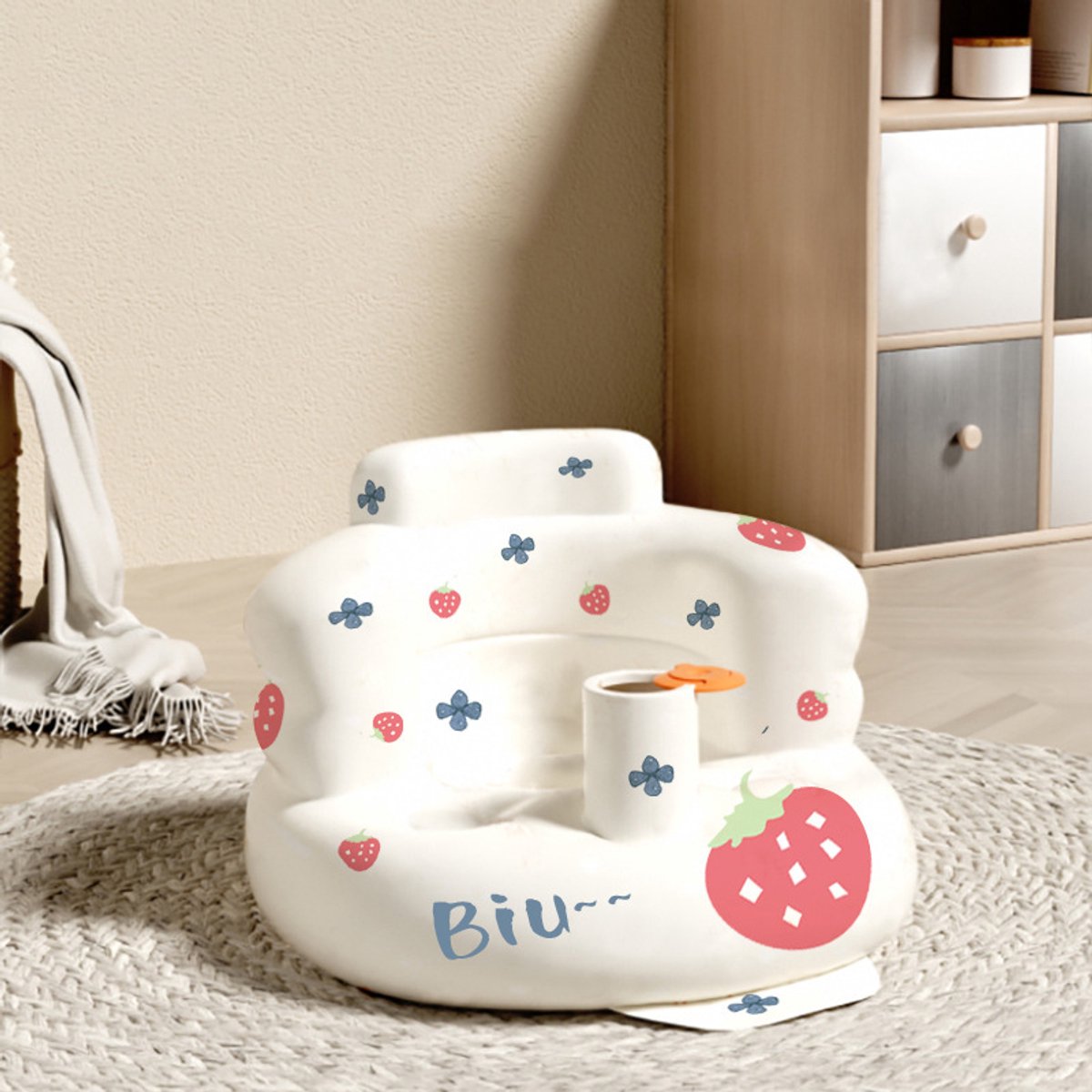 Wit opblaasbaar baby leert-zitbankje aardbei en bloemenprint, opblaas zitje met drinkbekerhouder voor baby’s thuis