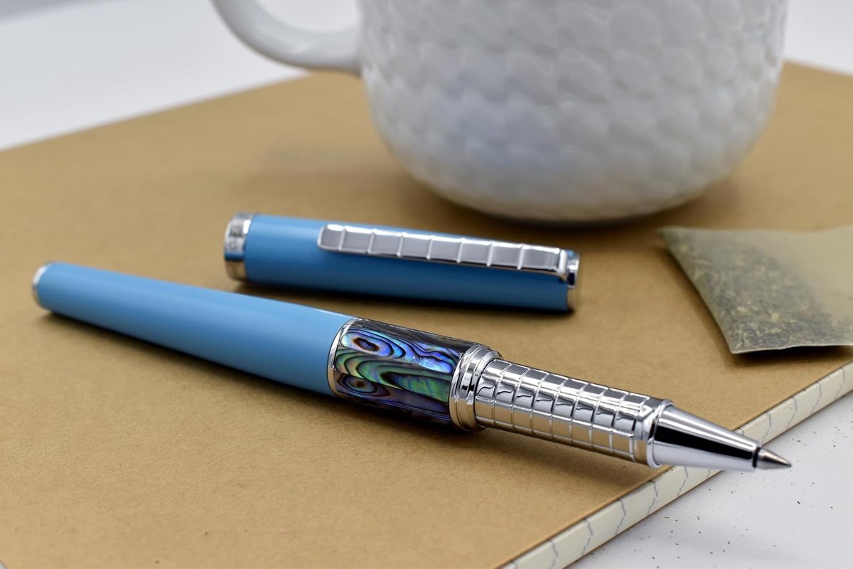Rollerbalpen fijn 0.6mm - matte luchtblauwe afwerking - pāua abalone schelp - comfortabele grip voor schrijvers - ShopVlot