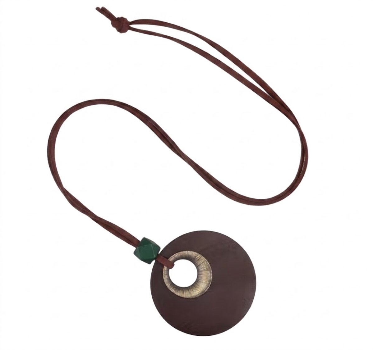 Bruine ketting met ronde houten hanger en groen accent – ketting voor dames – koordketting met fantasiehanger en draadomwikkeling