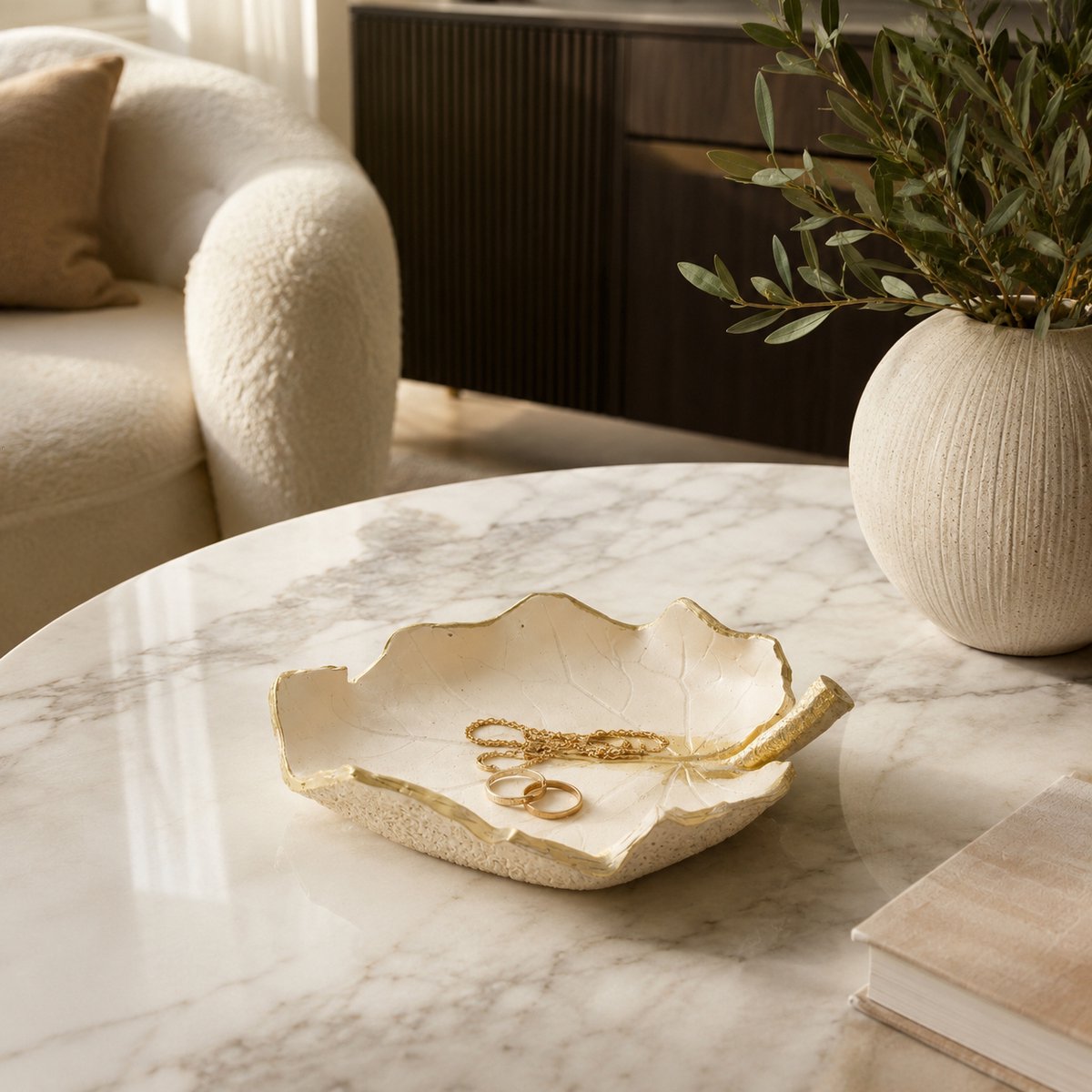 Bladvormig Schaaltje Crème/Goud – Decoratieve Sieradenschaal 13,5 x 18 x 3 cm – Luxe Opbergtray / Sleutelbakje / Decoratief Plateau – Voor Sieraden, Sleutels, Ringen, Kaarsen, Amberblokjes, Kaptafel, Dressoir, Salontafel & Woonkamer