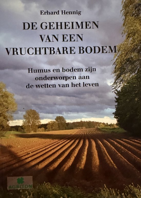 Cover van boek "DE GEHEIMEN VAN EEN VRUCHTBARE BODEM" met landschap van geploegde aarde