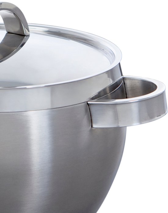 Close-up van een roestvrijstalen kookpan met glazen deksel en zilveren handgreep.