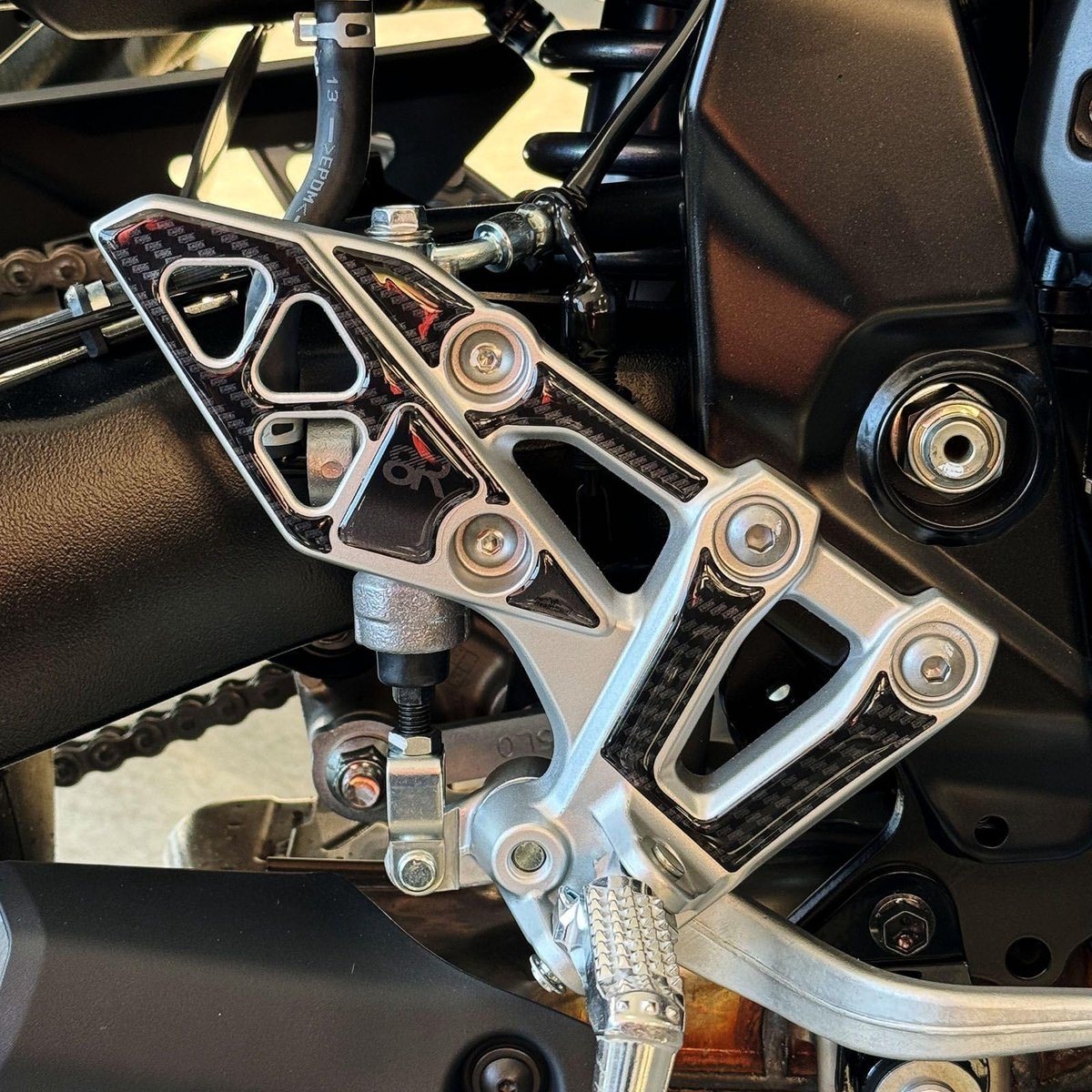 SnelShoppen - Resin Bike Motorstickers Compatibel met Suzuki GSX 8R 2024-2026 Carboon Look - Grip Bescherming Hielplaat Voetsteun Kras- en Stootbesche