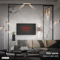 Moderne woonkamer met een grijze bank, marmeren wand en diverse lampen, waaronder de IDA-serie.