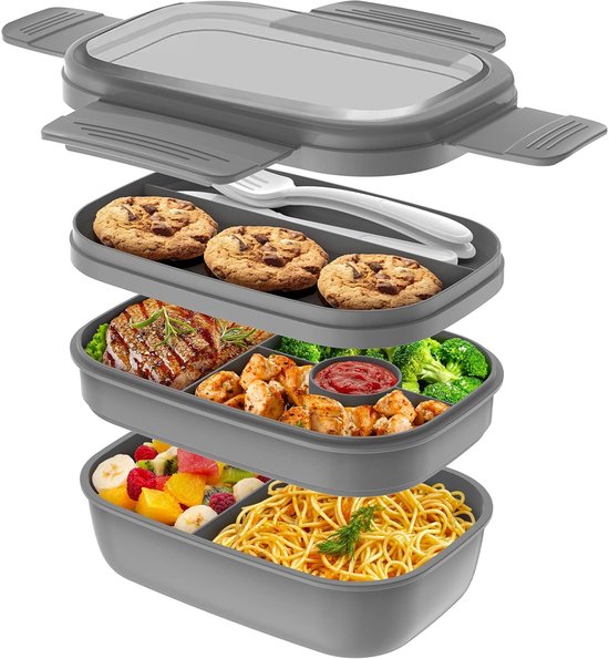 Grijze lunchbox met drie lagen, gevuld met eten en bestek.