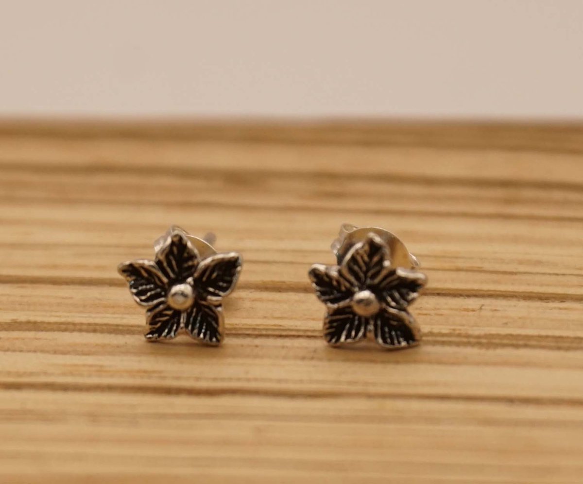 Sterling zilveren oorknopjes bloem - bloemen oorbellen gemaakte van 925 zilver - kleine bloemen oorknopjes - sierlijke bloemen oorknoppen - zilveren kleine dames oorknoppen - natuurlijke item oorbellen van zilver