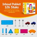 Inhoud van de set: magnetische tegels, auto's, en accessoires. De verpakking toont de set. Tekst: "Inhoud Pakket 126 Stuks".