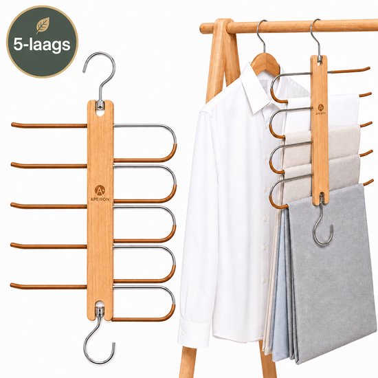 5-laagse houten kledinghanger van Apeiron, met een witte blouse en grijze broeken. Kan verticaal worden opgehangen.