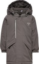 Donkergrijze winterjas met capuchon, rits, reflecterende streep en chevron-strepen op de mouw.