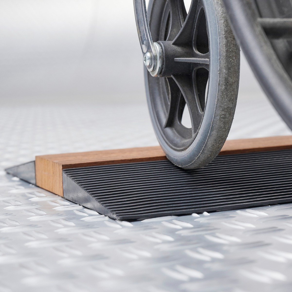 Datona® Rubberen Drempelhulp 2 cm - Binnen en Buiten - Antislip - Oprijplaat voor drempel Drempelhelling Drempelplaat Oprijhelling Oprijhulp voor rolstoel, scootmobiel en rollator - 90 cm breed