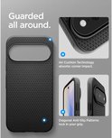 De zwarte Spigen hoes met "Air Cushion Technology" en "Diagonal Anti-Slip Patterns".