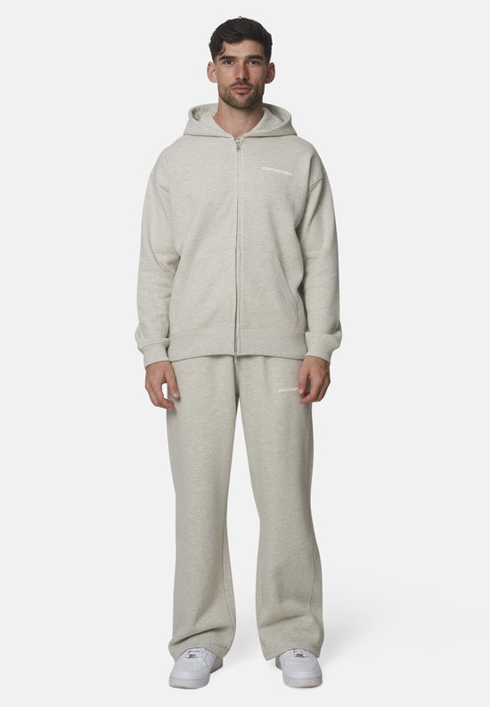 Man met grijze 'GOODFORNOTHING' joggingbroek en bijpassende hoodie.
