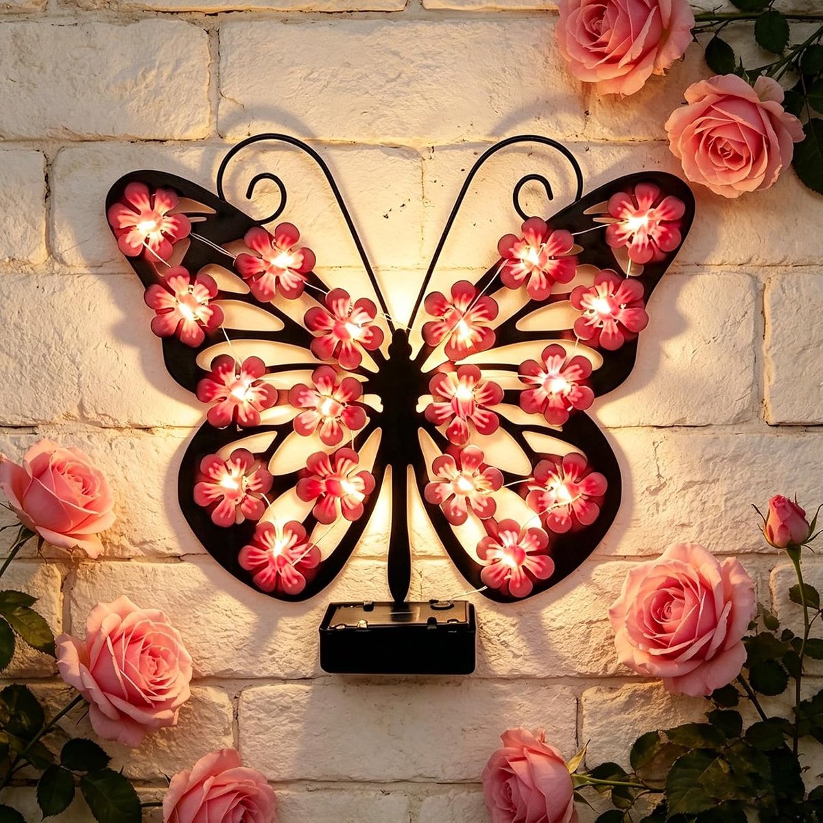 LISM-Decoratieve vlinderwandlamp op zonne-energie, metalen vlinderwanddecoratie, waterdichte vlinderwandlamp met bloemvormige LED-lampjes, Geschikt voor gebruik op terras, tuin of erf, en als decoratie Geschikt voor de schutting (roze).
