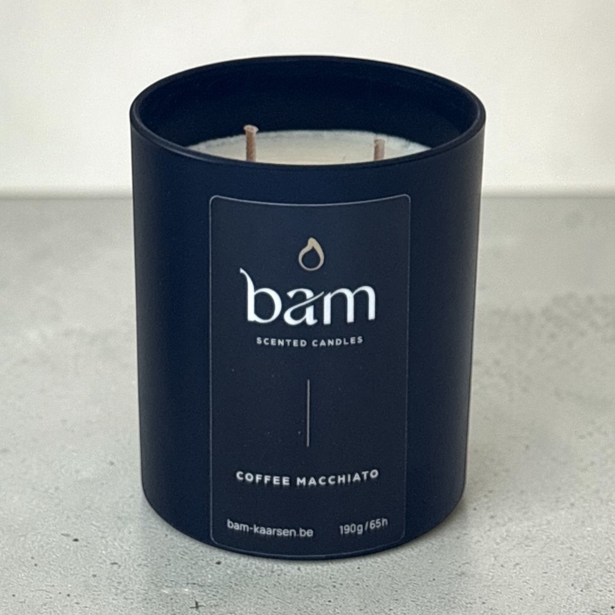 Bam Coffee Macchiato Geurkaars – Black Collection Medium – 2 Katoenen Wieken – 60 Branduren – 190 g – Zonnebloemwas – Vegan - koffie zwart