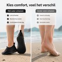 Vergelijking van voeten op het strand: links met zwarte waterschoenen, rechts zonder. Tekst: Kies comfort, voel het verschil.