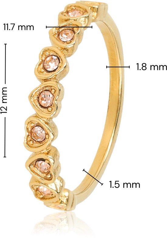 Goudkleurige ring met champagnekleurige zirkonia stenen in hartvormige zettingen. Afmetingen: 11.7 mm breedte, 1.8 mm banddikte, 1.5 mm ringdikte.