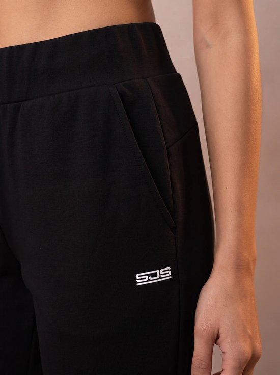 Zwarte sportbroek met zak en logo op linker dijbeen.