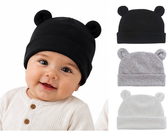 Schattig baby gezichtje met een zwart mutsje met beeroortjes. Naast het mutsje in zwart, grijs en wit.