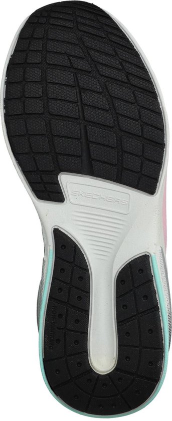 Onderkant van een grijze Skechers sneaker met zwart profiel en witte en mintgroene details.