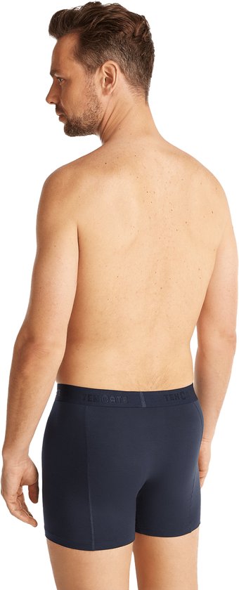 Man met donkerblauwe short met zwarte tailleband.