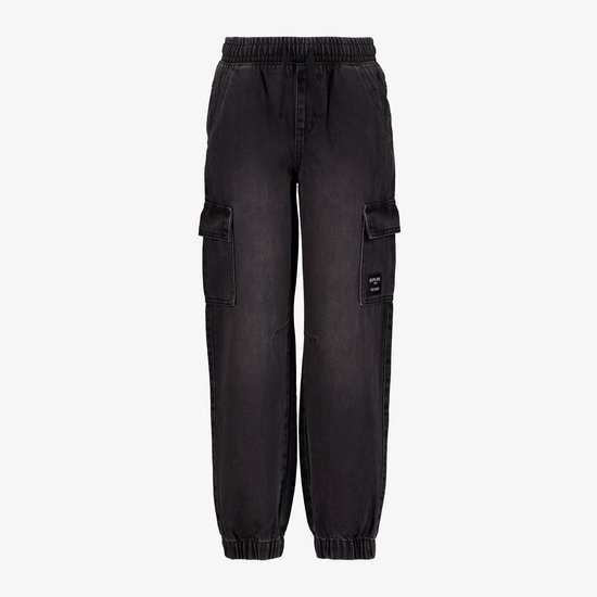 Voorkant van een grijze cargo broek met elastische tailleband en manchetten. Twee steekzakken en twee klepzakken met label.