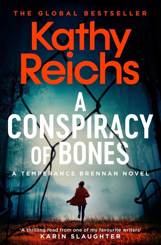 Boekomslag van 'A Conspiracy of Bones' door Kathy Reichs, met een persoon die wegrent van een kettinglinkhek, in een donker bos.