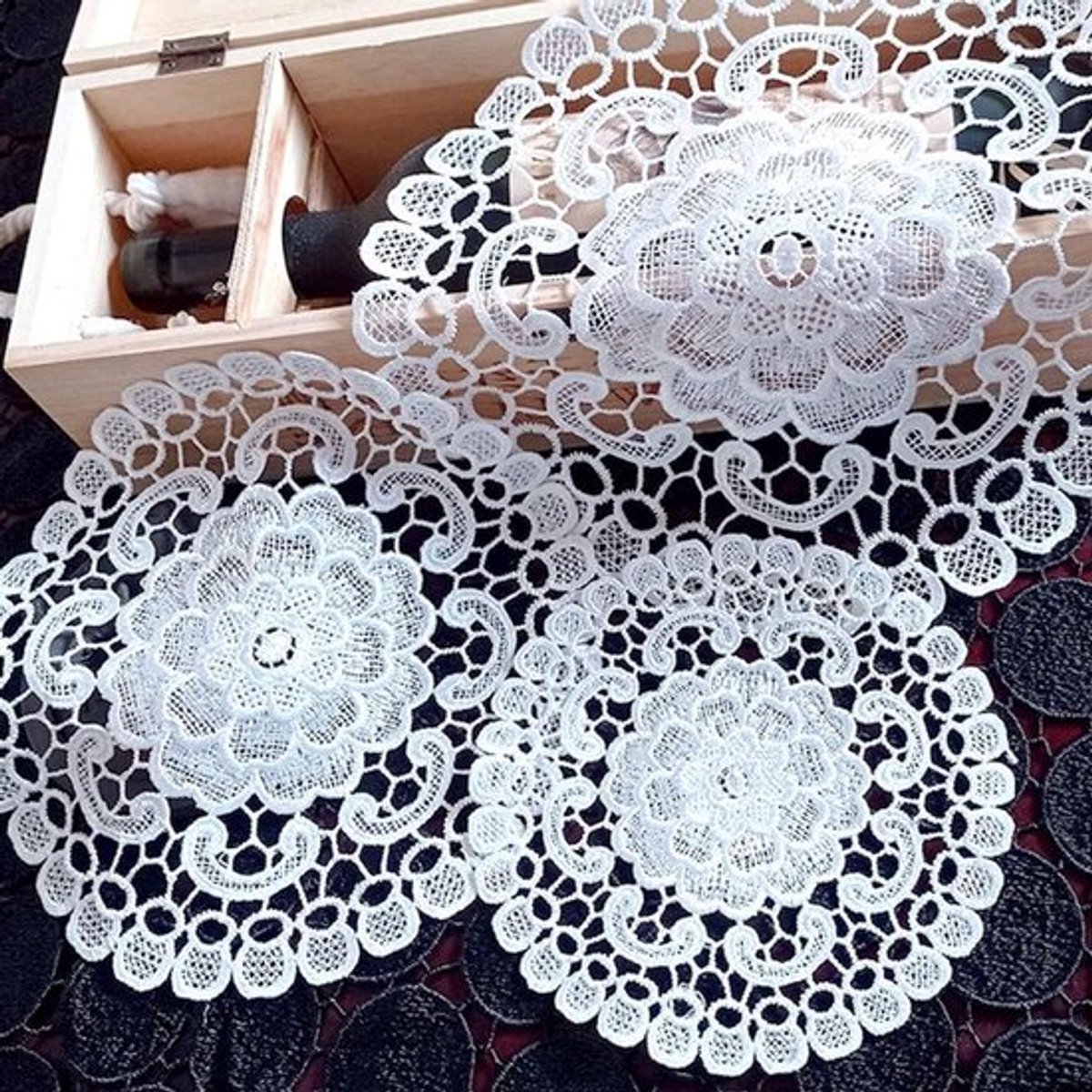 Tafel placemat - Kant - Onderzetters - Wit - Borduurwerk - Kant - Bloemenvorm - Eetkamer keuken - Wit - 4 stuks kant tafel placemat en onderzetters, ronde bloemenvorm, gehaakt, voor bruiloft banket.